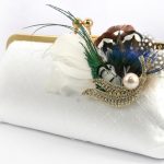 elegante pochette bianca con piume e perline