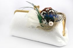 elegante pochette bianca con piume e perline