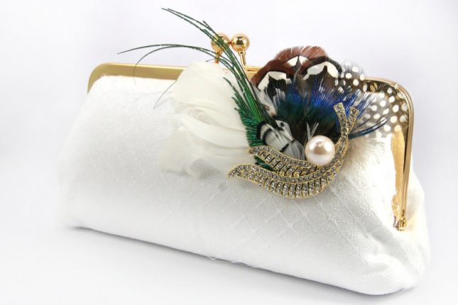 elegante pochette bianca con piume e perline
