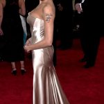 Ai Golden Globes 2001 Angelina aveva ancora il tatuaggio, oggi tolto, dedicato all'ex marito Billy Bob Thornton