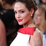 Angelina ai Golden Globes 2012 sfoggia la lista delle coordinate geografiche delle località in cui ha adottato i suoi figli