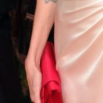 Il tatuaggio in arabo con cui Angelina ne ha coperto uno vecchio significa "The Will": la volontà