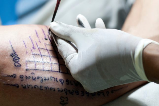 La realizzazione di un tatuaggio con l'antica tecnica thai