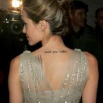 Nel 2005 Angelina Jolie sfoggia il tatuaggio 'Know your rights' alla Worldwide Orphans Foundation Gala
