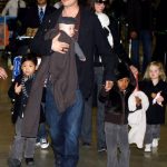 Angelina Jolie insieme al marito Brad Pitt e ai figli Pax Thien, Knox, Zahara e Shiloh