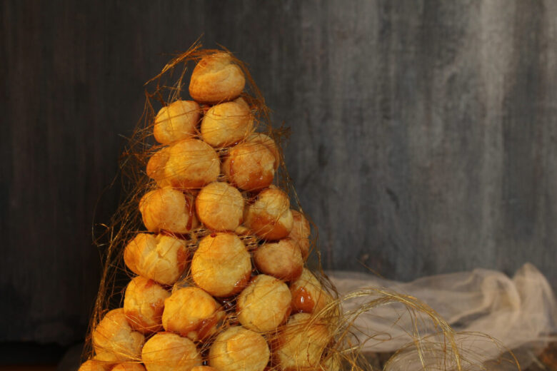 Dolce tipico francese di bignè ripieni con crema