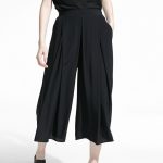 Mango abito bordeaux corto con piccolo scollo a V.