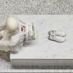 L'atmosfera è total white nello showroom di Valentino a New York