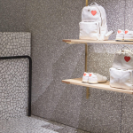 borse, scarpe, acccessori in total white con il cuore rosso
