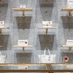 Borse, pochette e clutch fanno parte della capsule di Valentino