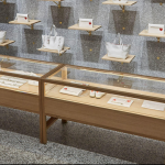 Sulle pareti dello showroom si alternano gli accessori della capsule in onore di Fornasetti