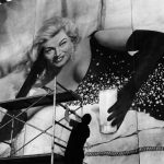 L'affissione di una campagna pubblicitaria in Italia dedicata ad Anita Ekberg
