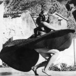 Un' Anita Ekberg giocosa balla a piedi scalzi in Spagna