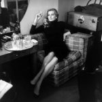 Anita Ekberg si rilassa fumando una sigaretta a Londra nel 1955