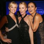 Charlize Theron con Reese Witherspoon e Salma Hayek