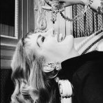 Anita Ekberg nel 1960 posa giocosa ironizzando sull'amore delle donne per i diamanti