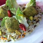 Riso selvaggio saltato alle verdure con bocconi di pollo