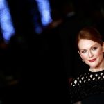 Rosso per le labbra, ombretto sfumato e blush