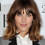 Alexa Chung long bob con maxi frangia