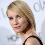 Emma Roberts con long bob liscio e riga laterale