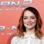 Emma Stone con long bob mosso e ciuffo laterale