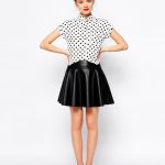 ASOS Look giovanile con gonna a ruota in pelle e camicetta a pois, perfetti per l'ufficio, occhio all'ambiente.