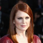 Un velo di blush pesca e rossetto nude per Julianne Moore