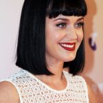 Katy Perry long bob liscio con frangia