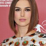 Keira Knightley long bob liscio con riga al centro
