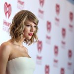 Taylor Swift long bob mosso e riga di lato