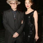Non manca un tocco eccentrico nel look di Johnny Depp al fianco della sua Amber