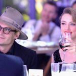 Johnny Depp al fianco di Amber Heard che brinda felice, mentre per lui persiste qualche problemino legato all'alcol