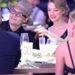 Johnny Depp sorride al fianco della sua Amber Heard