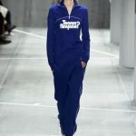 Lacoste tuta blu elettrico con scritta "Tennis Anyone?"