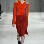 Lacoste minidress rosso con linee geometriche dritte in contrasto