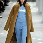 Lacoste giacca lunga color cammello con tuta celeste