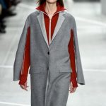 Lacoste giacca grigia e maglione bordeaux in contrasto