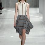 Lacoste minidress con gonna ampia grigia e corpetto bianco. Dettagli geometrici
