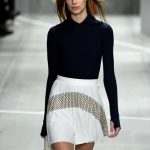 Lacoste gonna a pieghe bianca con linea grigia abbinata a polo