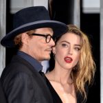 Gli occhi di Amber Heard sembrano perdersi in contemplazione del marito Johnny Depp