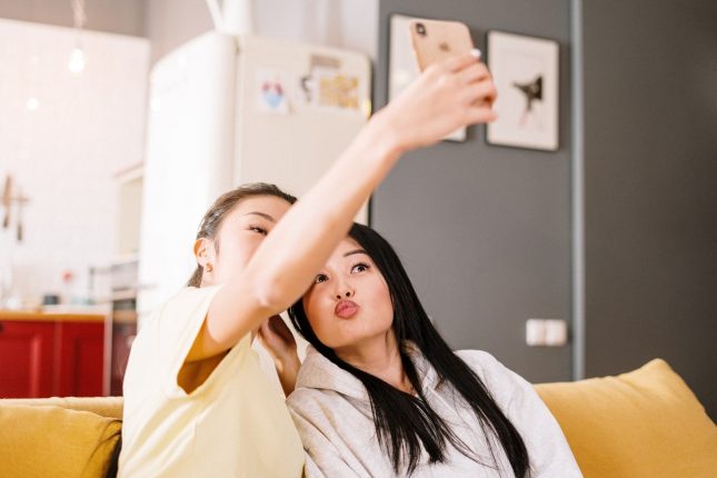 Selfie era dei narcisisti
