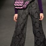 Anna Sui pantaloni a zampa con motivi floreali