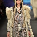 Anna Sui abito sulle tonalità del bianco con pelliccia lunga