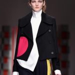 Blazer corto con dettaglio a cerchio rosso