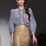 Longuette color oro e blusa glicine con scollo Bora Aksu