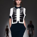 Jean Pierre Braganza pantalone nero e camicietta bianca con dettagli neri