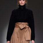 Jean Pierre Braganza gonna con fiocco in vita e golf