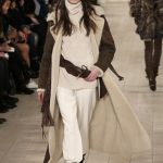 Giacca lunga con pantaloni bianchi morbidi e maxi cintura