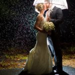bacio romantico sposi sotto la pioggia