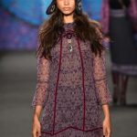 Anna Sui abito sulle tinte viola con trasparenze